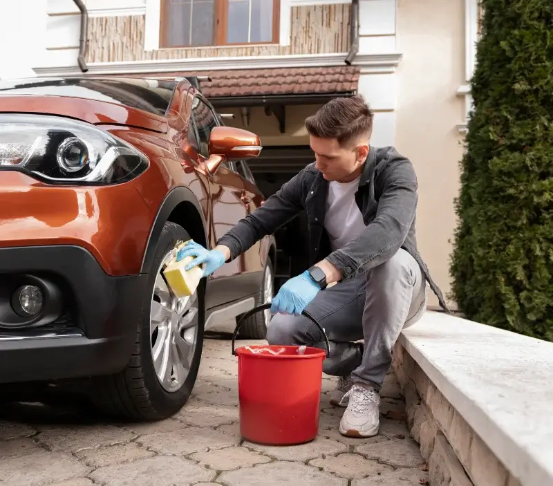 Lavage auto à domicile Pouilly-sous-Charlieu : professionnel intervenant sur un véhicule